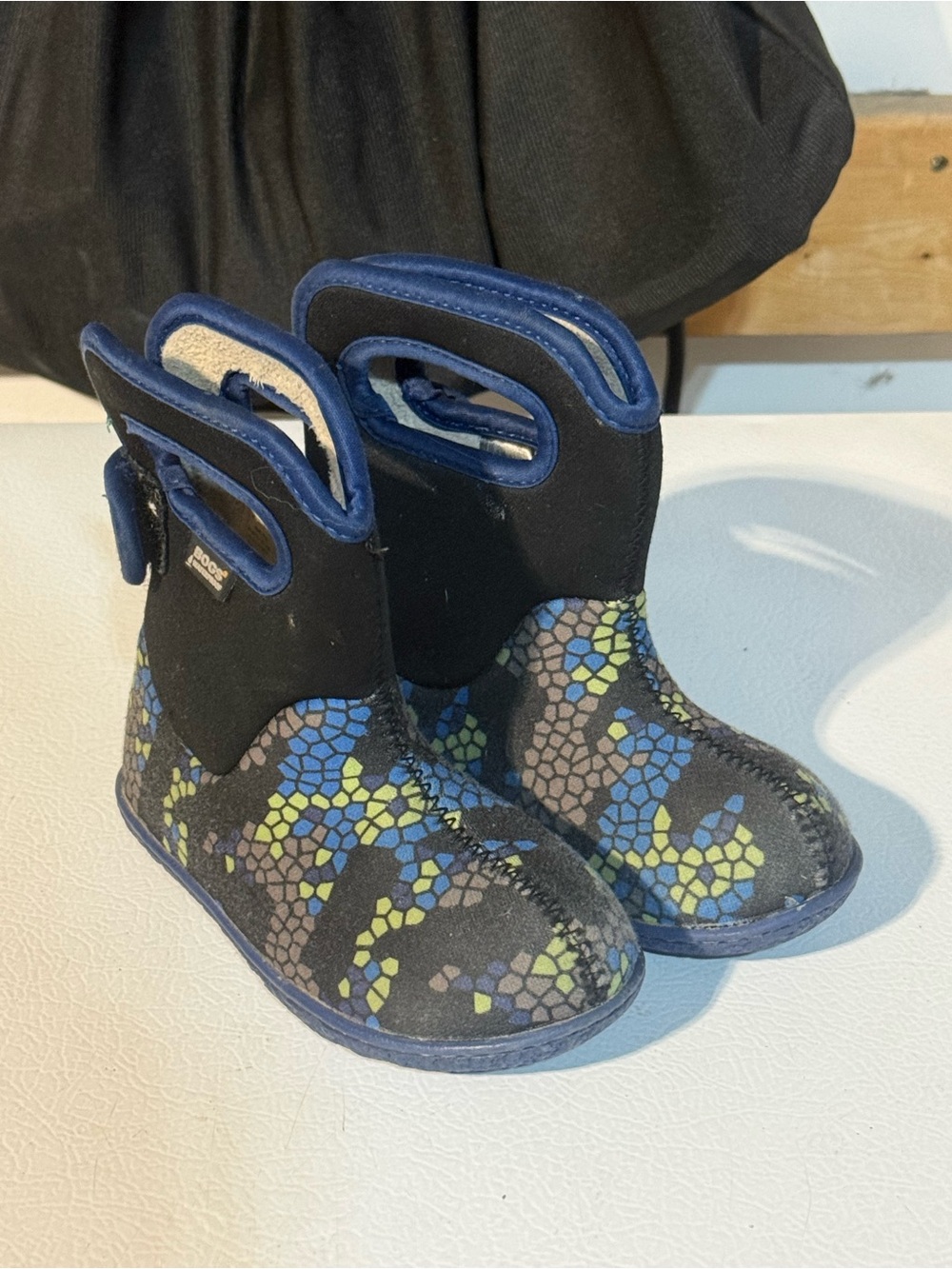 Bogs Kids Black Boots with Blue and Green Mosaic Pattern sz 7